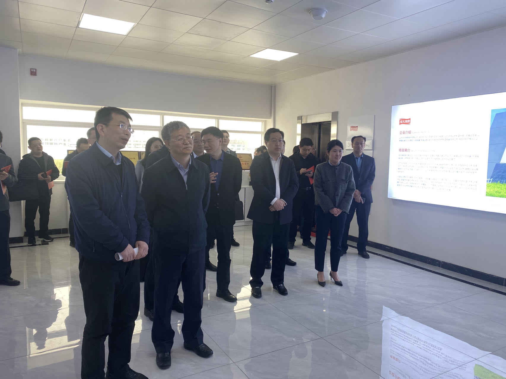 中國食品藥品檢定研究院調研組到訪龍大美食考察調研